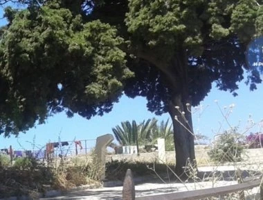 Έγινε και αυτό: Τσιγγάνοι άπλωσαν μπουγάδα στα τείχη της Τάφρου στην Παλιά Πόλη της Ρόδου